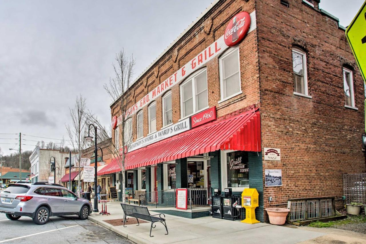 Saluda Main Street Retreat - Central Location! Exterior photo